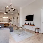 Charming 3Br Home, Centrally Located Wcozy Patio