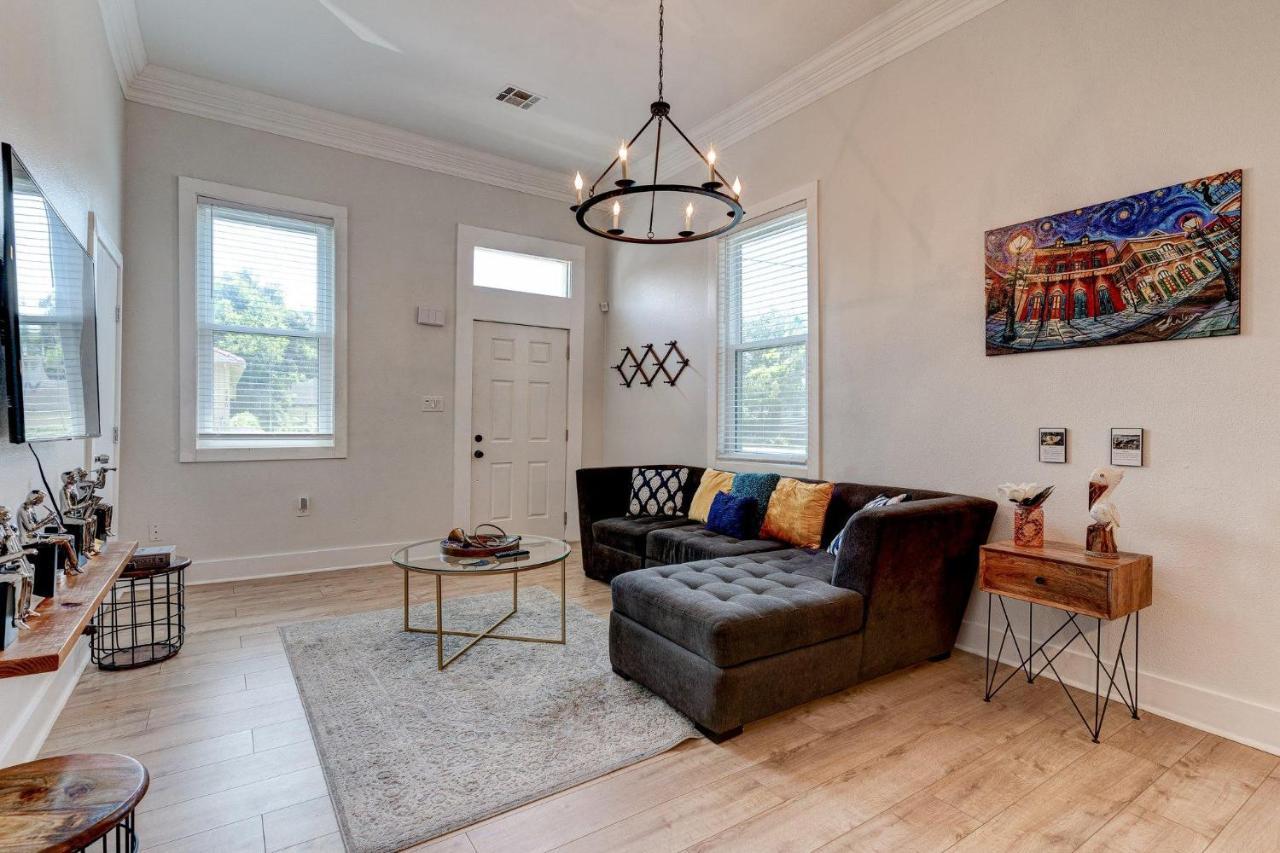 Charming 3br Home, Centrally Located Wcozy Patio *