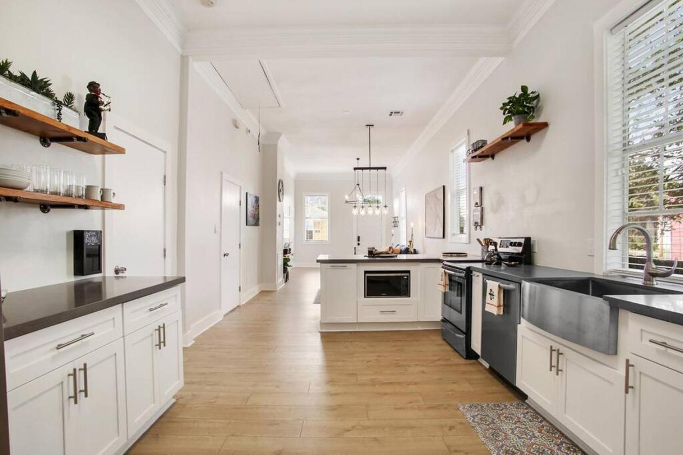 Charming 3br Home, Centrally Located Wcozy Patio Holiday home *